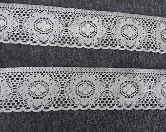 off-white lace (10+ yards) no stretch