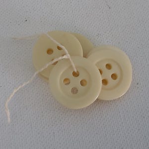off-white buttons (6) vintage