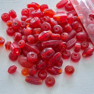 perles de verre rouges (2,9 oz) de différentes tailles