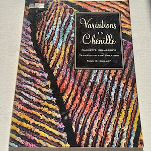 Puede incluir: Un libro titulado "Variations in Chenille" con una cubierta colorida y texturizada. La cubierta presenta un rectángulo negro con el título en escritura elegante. El fondo es una vibrante mezcla de naranja, amarillo, azul y morado.