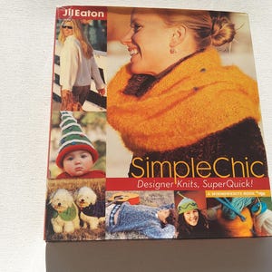 Puede incluir: Portada del libro "Simple Chic" con imágenes de artículos de punto y personas que los usan. La portada presenta a una mujer con una gran bufanda naranja, un bebé con un gorro a rayas y otros diseños de punto. La autora es Jil Eaton.