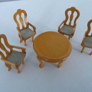 table ronde et chaises pour maison de poupée