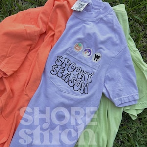 Camiseta de bolsillo de Halloween para la temporada espeluznante / Colores cómodos bordados / Camiseta de bolsillo de galleta de azúcar de Halloween