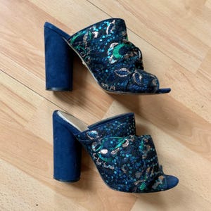 Mules Kurt Geiger en daim à talon carré, imprimé bleu canard avec nœud et ornements de sequins turquoise excellent état Taille 39