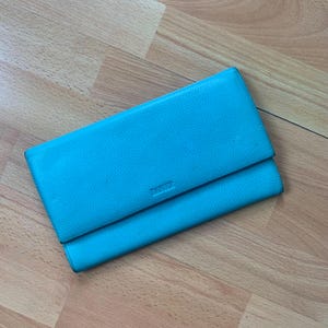 Organizador de pasaporte de cuero Danier fabuloso en color turquesa/aguamarina brillante Y2K. Lo usé como bolso de mano.