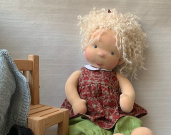 Boneca Waldorf macia de 40 cm (16") em fibra natural, boneca Steiner, presente para menina. EXEMPLO APENAS. Feita sob encomenda.