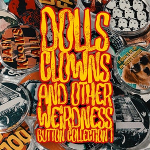 Può includere: Una collezione di spille colorate con vari disegni, tra cui un bambino, un cane, un edificio e un clown. Il testo "DOLLS CLOWNS AND OTHER WEIRDNESS BUTTON COLLECTION 1" è stampato in giallo e rosso su sfondo nero.