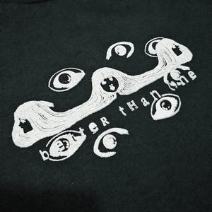 Camiseta estampada &quot;Tres cabezas piensan mejor que una&quot;