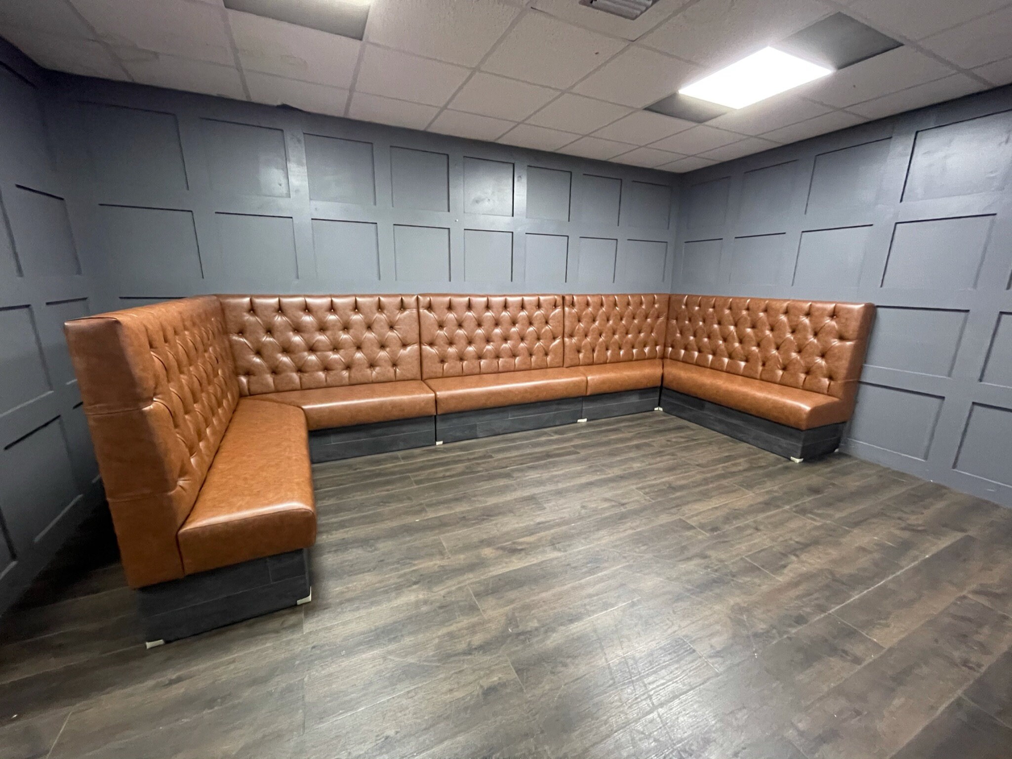 U shaped online booth seating