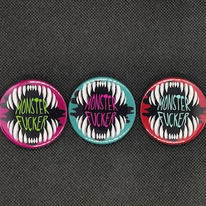 Distintivo de botão feito à mão Monsterf*ck3r MADURO