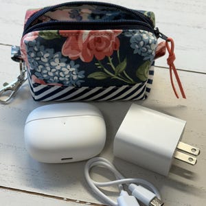 Puede incluir: Un juego de tres tazas de cer&aacute;mica con un acabado mate moteado. Cada taza presenta un color diferente: azul claro, crema y gris. Las tazas tienen un dise&ntilde;o simple y moderno y un asa c&oacute;moda.