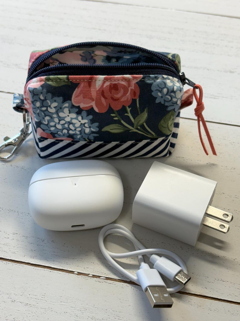 Puede incluir: Un juego de tres tazas de cer&aacute;mica con un acabado mate moteado. Cada taza presenta un color diferente: azul claro, crema y gris. Las tazas tienen un dise&ntilde;o simple y moderno y un asa c&oacute;moda.
