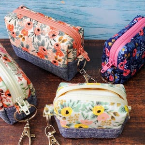 Puede incluir: Juego de tres tazas de cer&aacute;mica color crema con esmalte moteado. Cada taza presenta un dise&ntilde;o floral pintado a mano en tonos azules, verdes y amarillos. Las tazas tienen una forma simple y redondeada, con un asa c&oacute;moda.