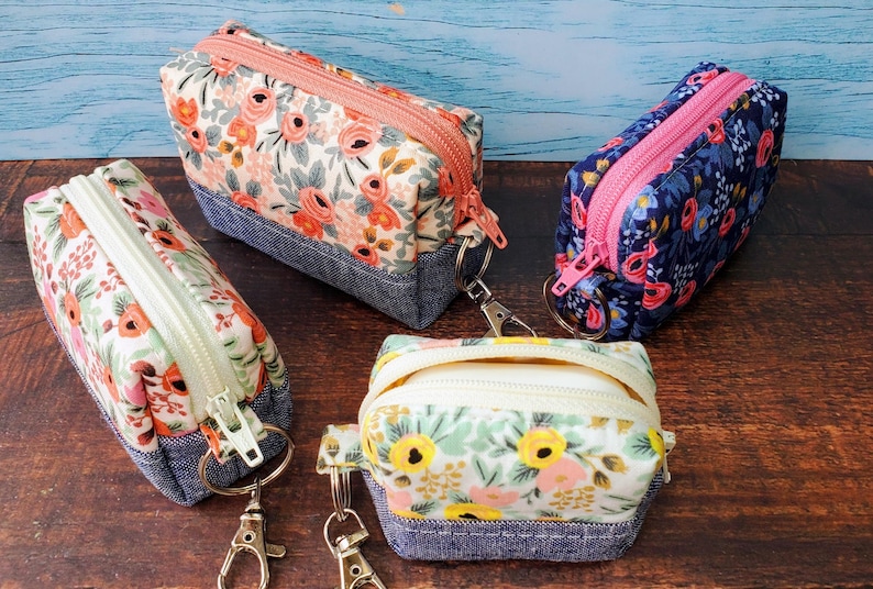 Puede incluir: Juego de tres tazas de cer&aacute;mica color crema con esmalte moteado. Cada taza presenta un dise&ntilde;o floral pintado a mano en tonos azules, verdes y amarillos. Las tazas tienen una forma simple y redondeada, con un asa c&oacute;moda.