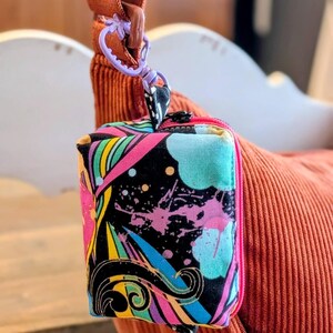 Puede incluir: Un juego de tres tazas de cer&aacute;mica con acabado mate moteado. Las tazas son de color crema, gris claro y gris oscuro. Cada taza tiene un dise&ntilde;o simple y minimalista.