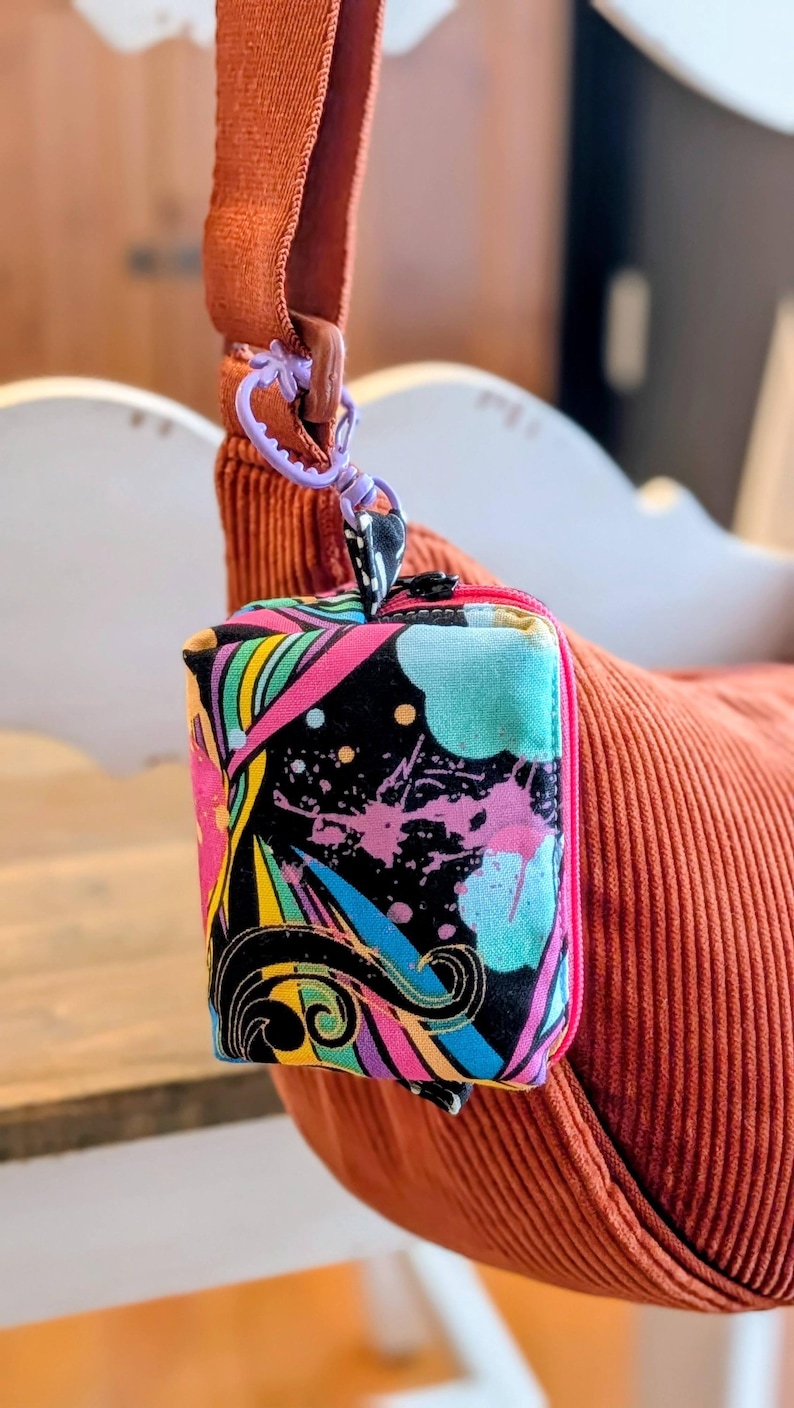 Puede incluir: Un juego de tres tazas de cer&aacute;mica con acabado mate moteado. Las tazas son de color crema, gris claro y gris oscuro. Cada taza tiene un dise&ntilde;o simple y minimalista.