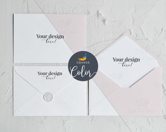 Op de afbeelding: Vier witte enveloppen met een lichtroze binnenkant op een witte, getextureerde achtergrond. De enveloppen hebben de tekst "Your design here!" in een scriptlettertype. Eén envelop is verzegeld met een zilveren waszegel.