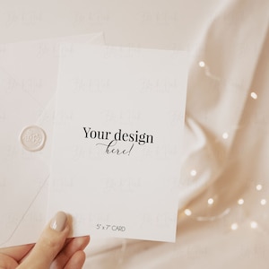 Mockup di invito minimo, Mockup di carta 5x7 con busta, Mockup di invito verticale, Mockup di biglietti di auguri ritratti