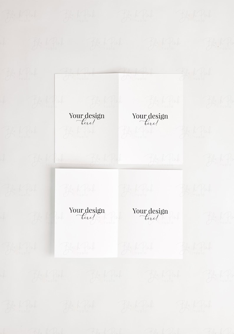 Puede incluir: Una maqueta de tarjeta doblada con cuatro paneles. Cada panel tiene el texto "Your design here!" impreso en negro.