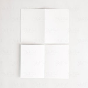 Puede incluir: Cuatro tarjetas blancas en blanco dobladas por la mitad, dispuestas en una cuadr&iacute;cula de dos por dos sobre un fondo blanco.