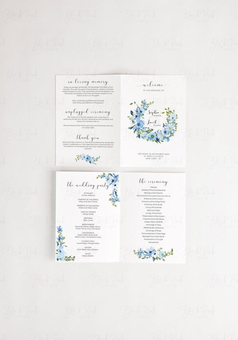 Puede incluir: Un programa de ceremonia de boda con detalles florales azules. El programa incluye los nombres del oficiante, la fiesta de bodas y el orden de la ceremonia. Tambi&eacute;n se incluye el texto "en memoria cari&ntilde;osa" y "ceremonia desconectada".
