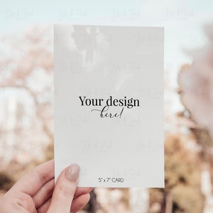 Mockup invito di primavera, Mockup di carta 5x7 con sfondo floreale, Mockup di invito verticale, Mockup di carta con ombra, Mockup a mano