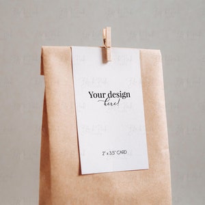 Maqueta de etiqueta de regalo, maqueta de etiqueta de regalo de bolsa Kraft vertical, etiqueta de 2 x 3,5 pulgadas, maqueta de objeto inteligente PSD, maqueta de etiqueta de bienvenida de boda, etiqueta de invitado