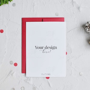 Mockup di invito di Natale, Mockup di vacanza in carta 5x7 con busta rossa, mockup di invito verticale, Mockup di biglietto di auguri per le vacanze con ritratto