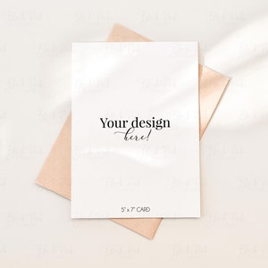 Minimal Einladung Mockup, 5x7 Karten Mockup mit Handwerk Umschlag, Vertikale Einladung Mockup, Portrait Grußkarte Mockup
