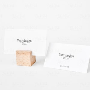 Maquete de cartão de lugar, cartão de lugar dobrado e plano, cartão de 2 x 3,5 polegadas, objeto inteligente PSD, maquete de cartão de lugar de casamento dobrado, cartão de lugar em pé