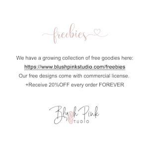 以下が含まれることがあります： 「freebies」という言葉とハートのシンボルを含むテキストグラフィック。下のテキストには、「We have a growing collection of free goodies here: https://www.blushpinkstudio.com/freebies Our free designs come with commercial license. +Receive 20%OFF every order FOREVER」と表示され、一番下のテキストには「Blush Pink Studio」と表示されています。
