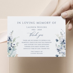 Dusty Blue Funeral Thank You Card Berry floral Funeral Gracias Flor de corona azul Tarjeta conmemorativa editable Plantilla de tarjeta de agradecimiento imprimible
