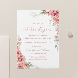 Fard à joues Rose célébration de la vie Invitation numérique funéraire floral rose Floral rose pêche Dans la mémoire aimante invitation funérailles fleur rose