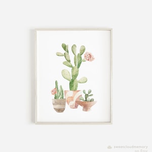 Puede incluir: Una pintura de acuarela de tres cactus en maceta. El cactus más grande es verde con flores rosas y está en una maceta marrón y naranja. Los otros dos cactus son más pequeños y están en macetas marrones.