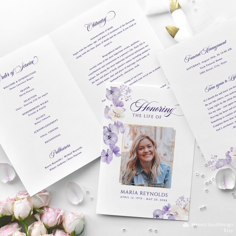 Op de afbeelding: Een begrafenisprogramma met een aquarelbloemendesign met paarse en witte orchidee&euml;n. Het programma bevat de volgorde van de dienst, de overlijdensadvertentie en de begrafenisregels voor Maria Reynolds. De tekst "Honoring the Life of" staat in een gouden kader.