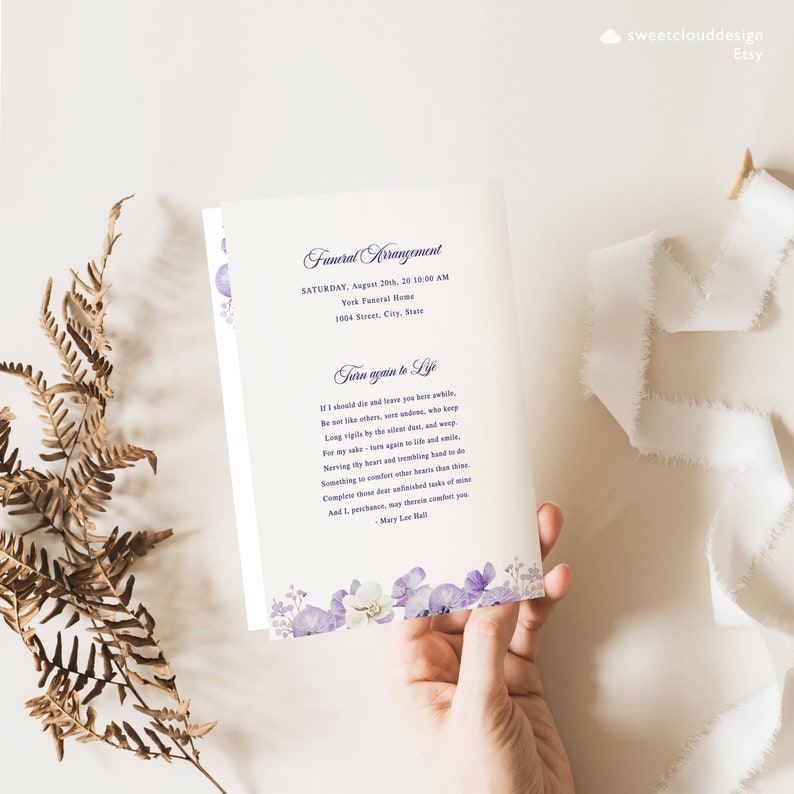 Op de afbeelding: Een paarse en witte bloemige rouwkaart met de tekst "Funeral Arrangement" en "Turn again to Life" met een gedicht over leven en dood. De kaart bevat ook de datum, tijd en locatie van de begrafenis.