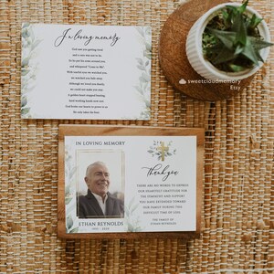K&ouml;nnte beinhalten: Eine Holzplakette mit wei&szlig;em Hintergrund und goldenen Akzenten. Die Plakette zeigt ein Foto eines Mannes, ein Kreuz und den Text "In Loving Memory", "Ethan Reynolds", "1953-2020" und "Thank You". Der Text lautet: "Es gibt keine Worte, um unsere herzliche Dankbarkeit f&uuml;r die Anteilnahme und Unterst&uuml;tzung auszudr&uuml;cken, die Sie unserer Familie in dieser schweren Zeit des Verlustes entgegengebracht haben. Die Familie von Ethan Reynolds."