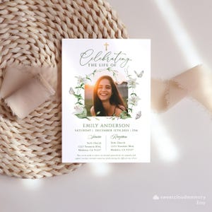 Modèle d'invitation aux funérailles de lys blanc, papillon, croix d'or, invitation à la célébration de la vie, fleurs blanches, invitation électronique aux funérailles