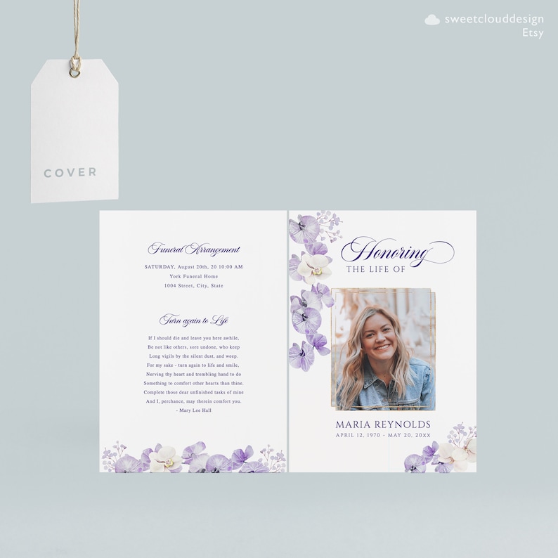 Op de afbeelding: Paars en wit bloemenbegrafenisprogramma met een foto van een vrouw en de tekst "Honoring the Life of Maria Reynolds April 12, 1970 - May 20, 20xx"