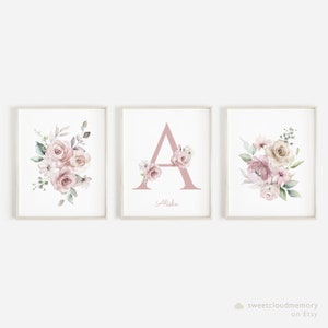Dusty Pink Floral Baby Initial Artwork carta rosa polvoriento arte de pared editable Flor de monograma personalizada Arte de vivero Inicial malva suave