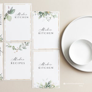 Op de afbeelding: Printbare receptenkaarten met een gouden frame en aquarelgroen. De kaarten zeggen "Alisha's Kitchen" en "Alisha's Recipes".