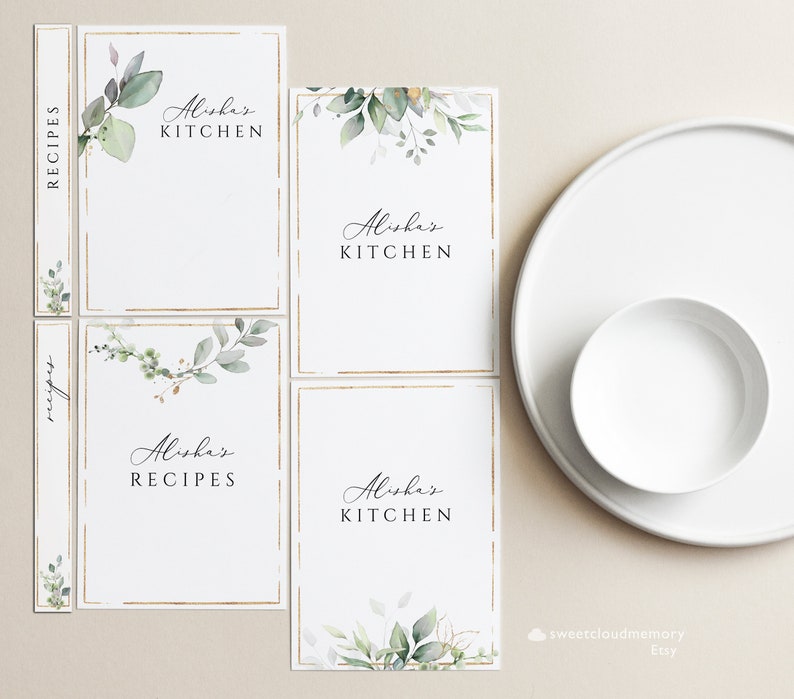 Op de afbeelding: Printbare receptenkaarten met een gouden frame en aquarelgroen. De kaarten zeggen "Alisha's Kitchen" en "Alisha's Recipes".