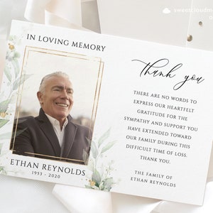 K&ouml;nnte beinhalten: Eine wei&szlig;e Karte mit einem goldenen Rahmen um ein Foto eines Mannes. Die Karte tr&auml;gt den Text "In Loving Memory" und "Ethan Reynolds 1953-2020". Die Karte tr&auml;gt auch den Text "Danke" und eine Botschaft der Dankbarkeit f&uuml;r die Anteilnahme und Unterst&uuml;tzung.