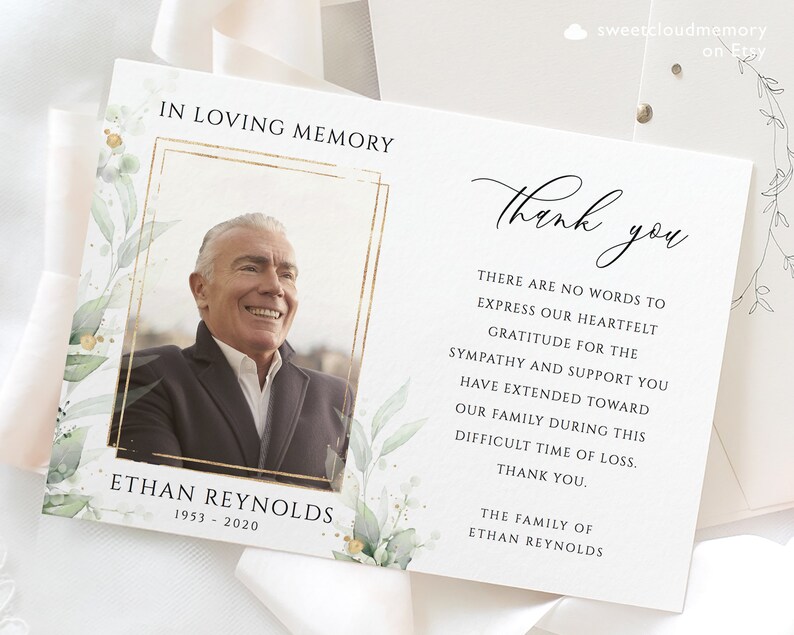 K&ouml;nnte beinhalten: Eine wei&szlig;e Karte mit einem goldenen Rahmen um ein Foto eines Mannes. Die Karte tr&auml;gt den Text "In Loving Memory" und "Ethan Reynolds 1953-2020". Die Karte tr&auml;gt auch den Text "Danke" und eine Botschaft der Dankbarkeit f&uuml;r die Anteilnahme und Unterst&uuml;tzung.