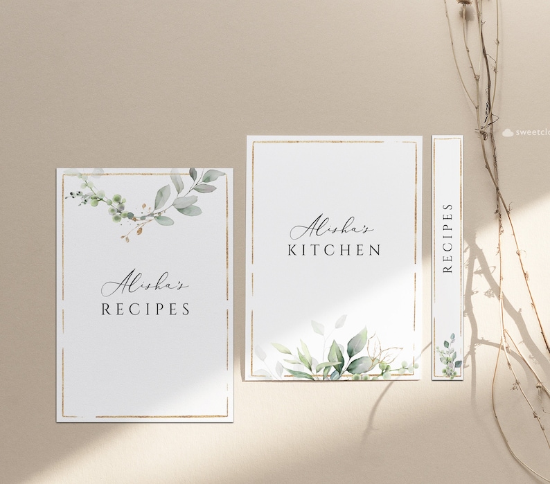 Op de afbeelding: Drie printbare kaarten met een gouden rand en een aquarelontwerp met groene bladeren. De kaarten zeggen "Alisha's Kitchen", "Alisha's Recipes" en "Recipes".
