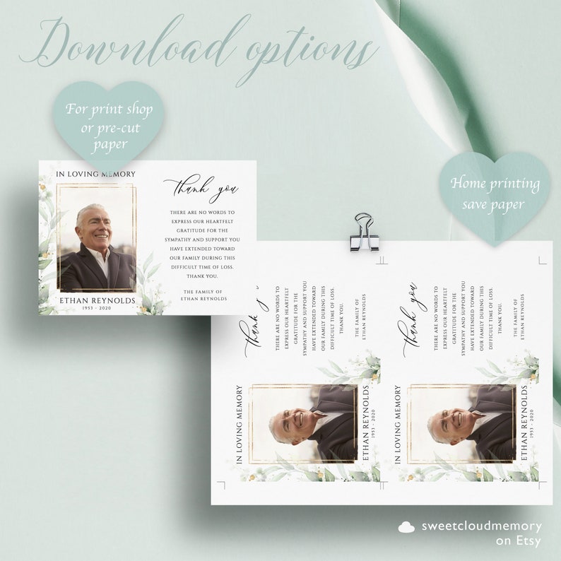 K&ouml;nnte beinhalten: Dankeskarten mit goldenem Rahmen und einem Foto eines Mannes. Die Karten haben einen wei&szlig;en Hintergrund mit gr&uuml;nen und wei&szlig;en floralen Designs. Der Text auf den Karten lautet "Danke" und "Es gibt keine Worte, um unsere herzliche Dankbarkeit f&uuml;r die Anteilnahme und Unterst&uuml;tzung auszudr&uuml;cken, die Sie unserer Familie in dieser schweren Zeit des Verlustes entgegengebracht haben. Danke." Die Familie von Ethan Reynolds.