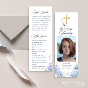 Plantilla de marcador de funeral de rosa azul pastel, marcador floral de cruz dorada, marcador católico de celebración de la vida, tarjetas de recuerdo funerario, Memorial