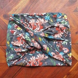 Faixa de cabelo torcida com estampa floral – Faixa de cabelo em algodão rosa e cinza, faixa de cabelo para exercícios
