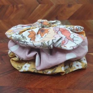 Confezione da 3 Scrunchies Oversize -Cravatta capelli- Accessorio capelli - stampe floreali/spot rosa/gialle