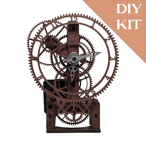 Könnte beinhalten: Eine Holz-DIY-Kit-Uhr mit sichtbaren Zahnrädern und einem Zifferblatt. Die Uhr hat eine dunkelbraune Oberfläche und silberne Zeiger. Der Text "DIY KIT" befindet sich in der oberen rechten Ecke.
